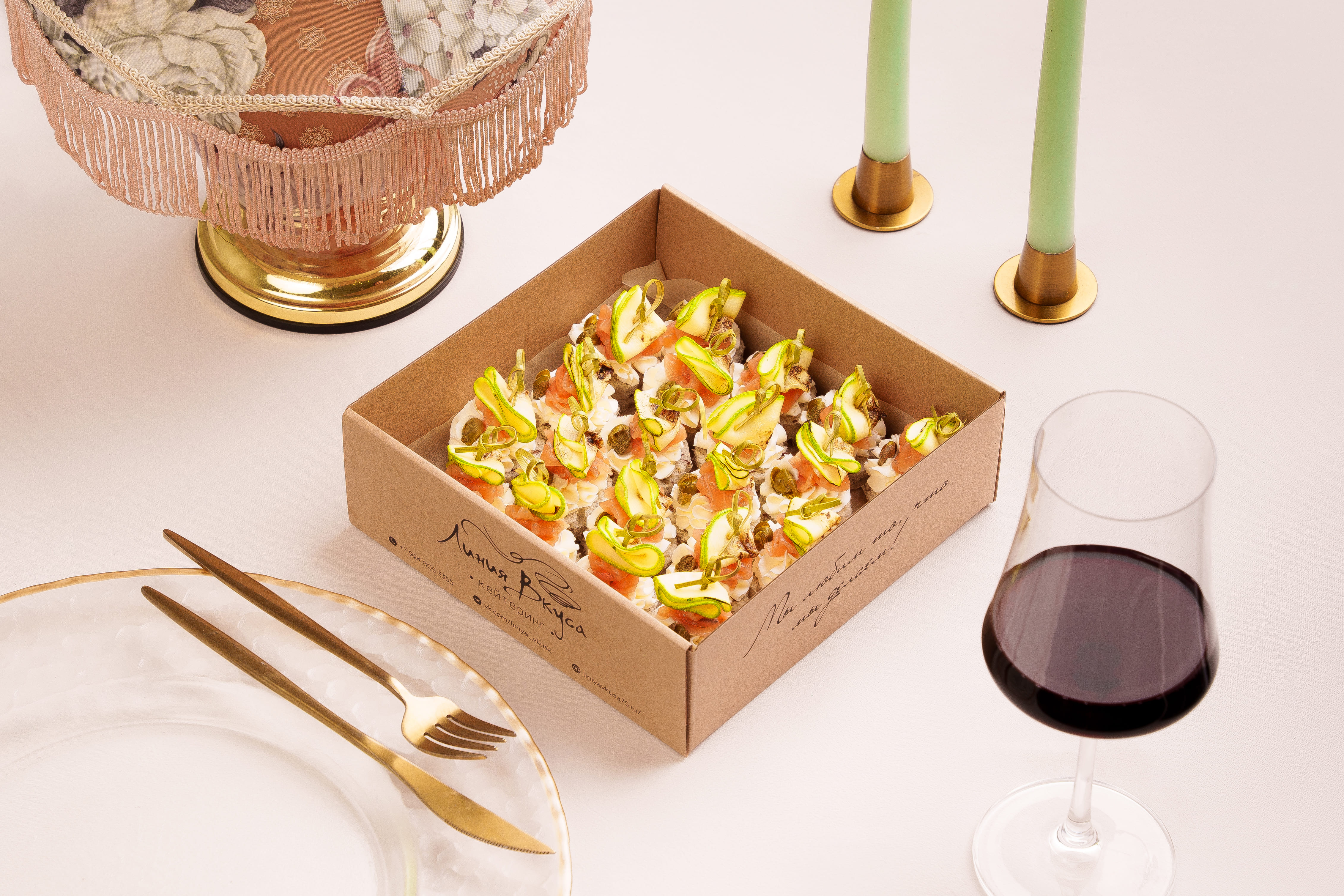 Канапе с сырным крем-чизом, лососем, каперсами и цукини гриль