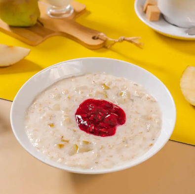 Каша овсяная с грушей и вишнёвым вареньем