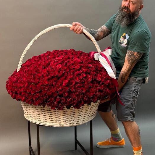 Корзина с розами 1001