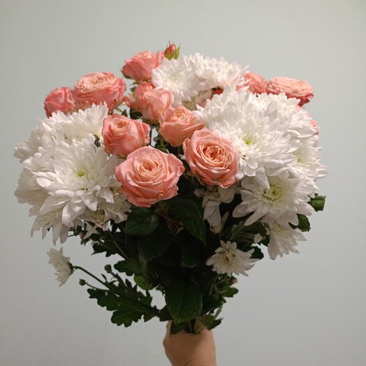 Кустовая роза с хризантемой