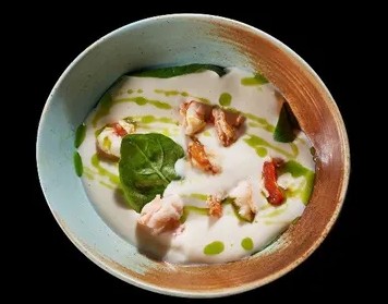 Сырный суп с креветками и шпинатом
