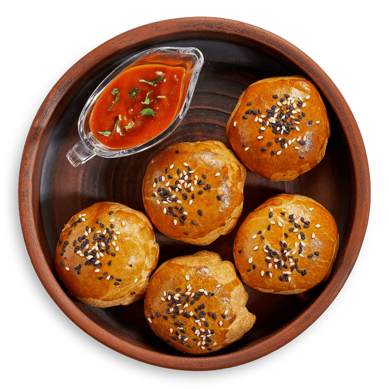 Мини-самса с бараниной и соусом сацебели