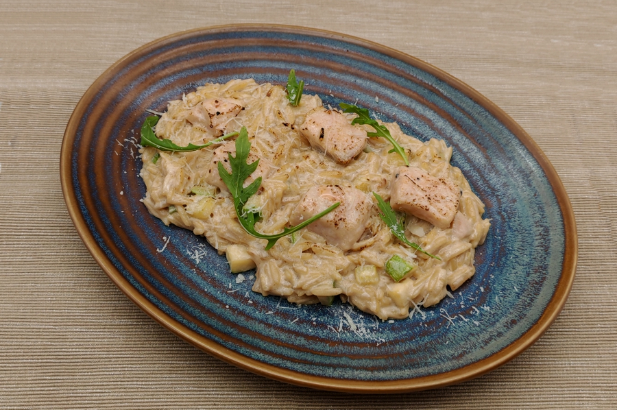 Паста орзо с семгой в сливочно-устричном соусе