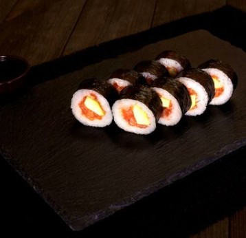 Ролл с копченым лососем