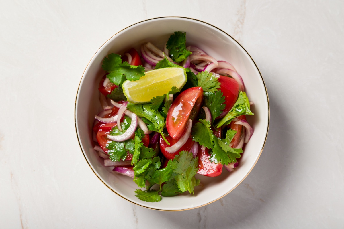 Ташкентские томаты с ялтинским луком и гранатом