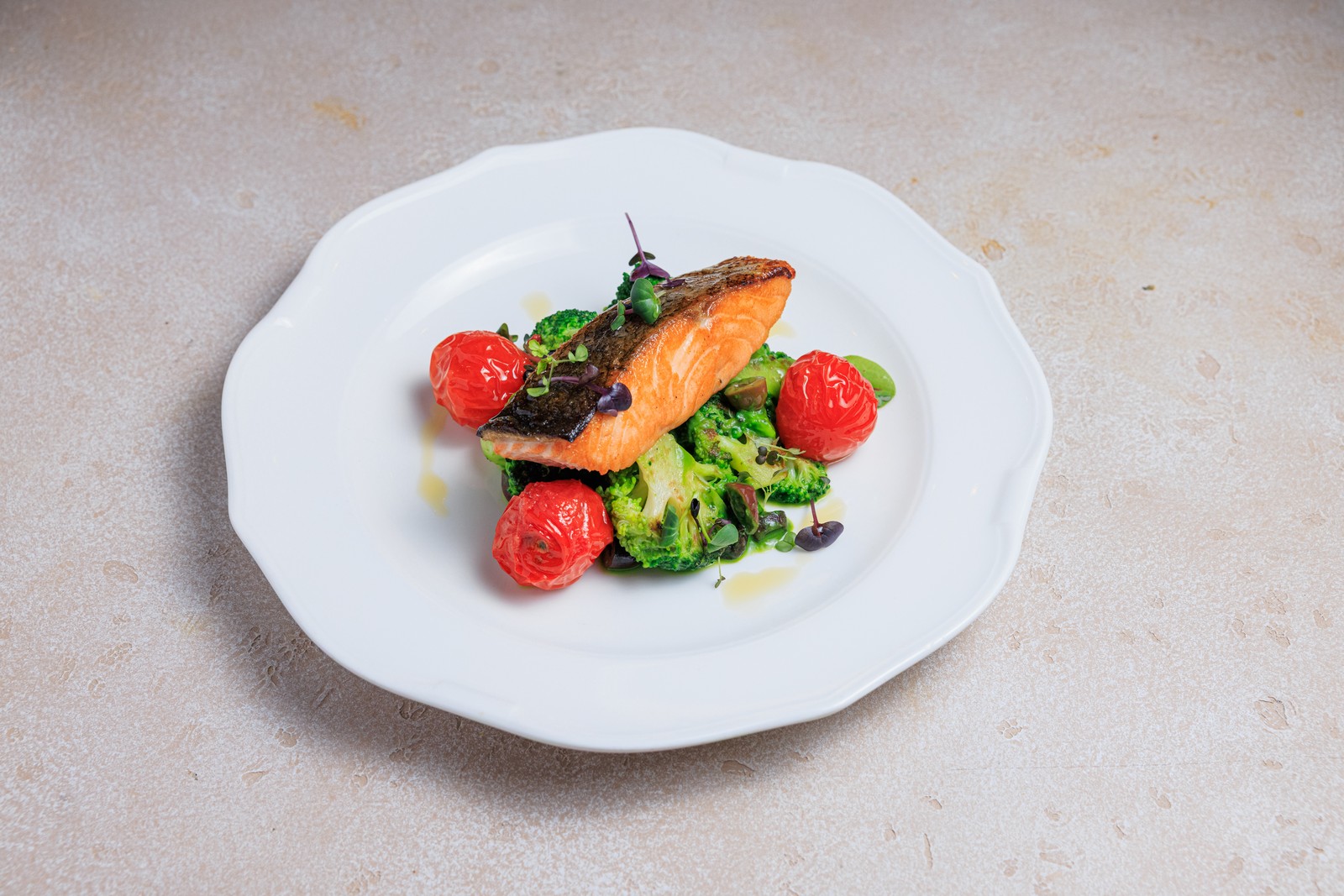 Лосось с брокколи