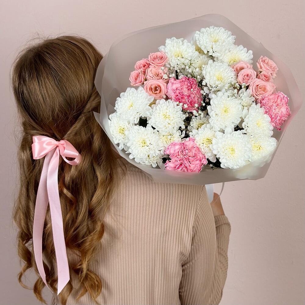 Воздушный букет из махровых хризантем, розов розы и гвоздики, белой гипсофилы 0560-S
