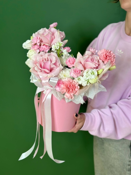 Коробка с французскими розами ,кустовой маттиолой,диантусами и хризантемой