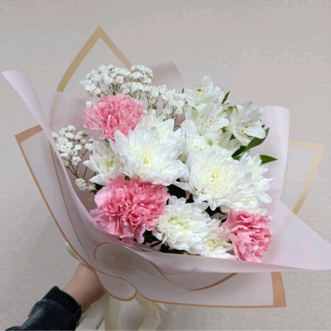 Нежный букет с хризантемой 