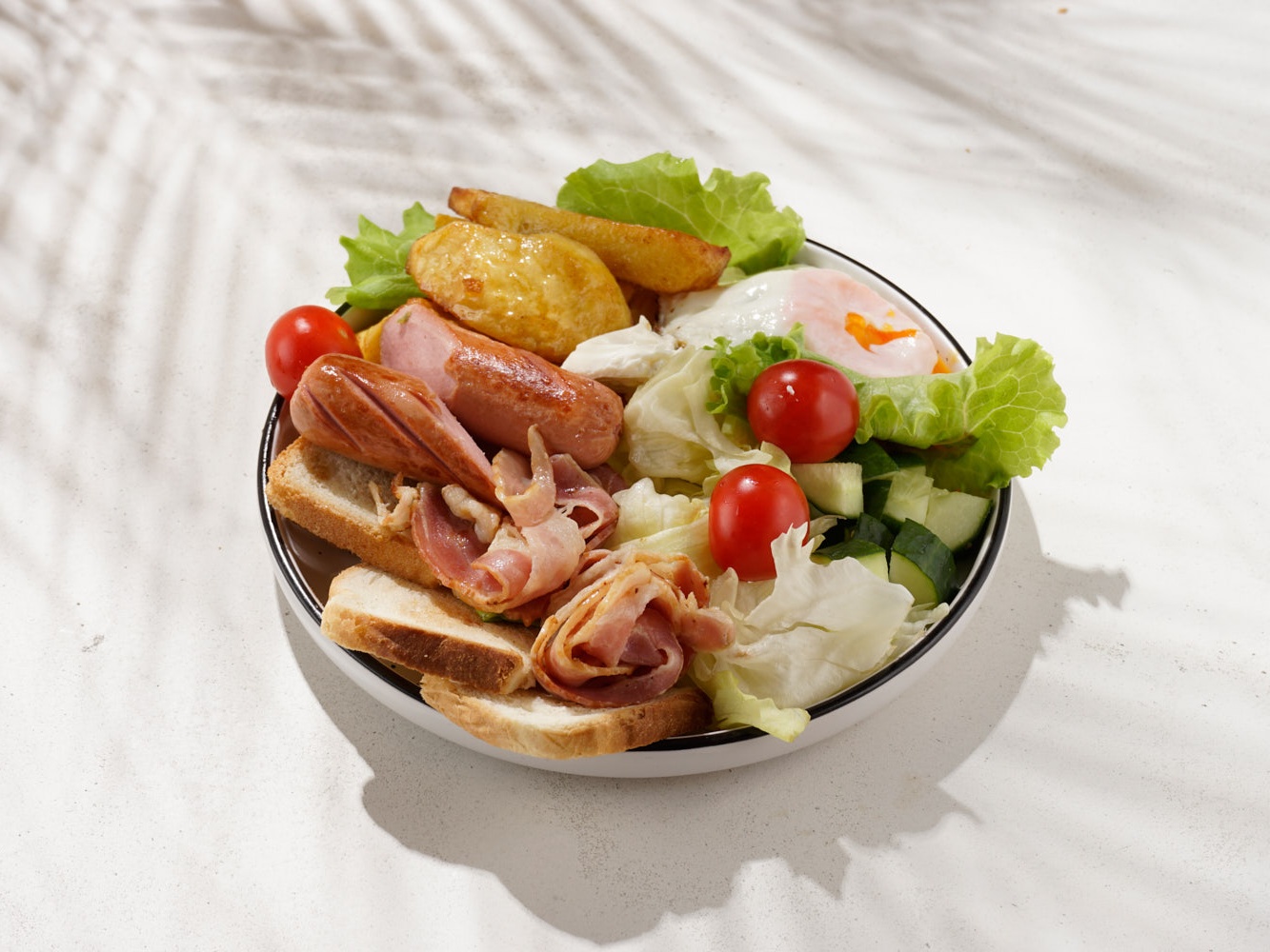 Ланч с яйцом, сосиской и беконом