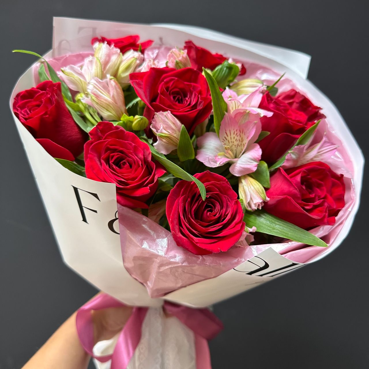 Сборный букет из бордовых роз и розовой альстромерии