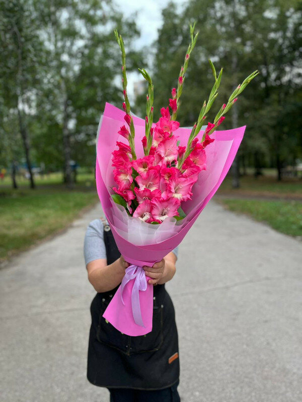 Стильный букет из 5 гладиолусов