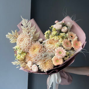 Сборный авторский букет в персиковых оттенках