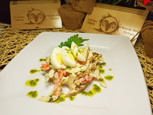 Салат с ветчиной и курицей