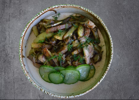 Картошечка жареная со свининой, луком и хрустящими огурчиками от мамы