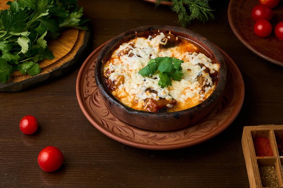 Тушеные овощи под сыром сулугуни