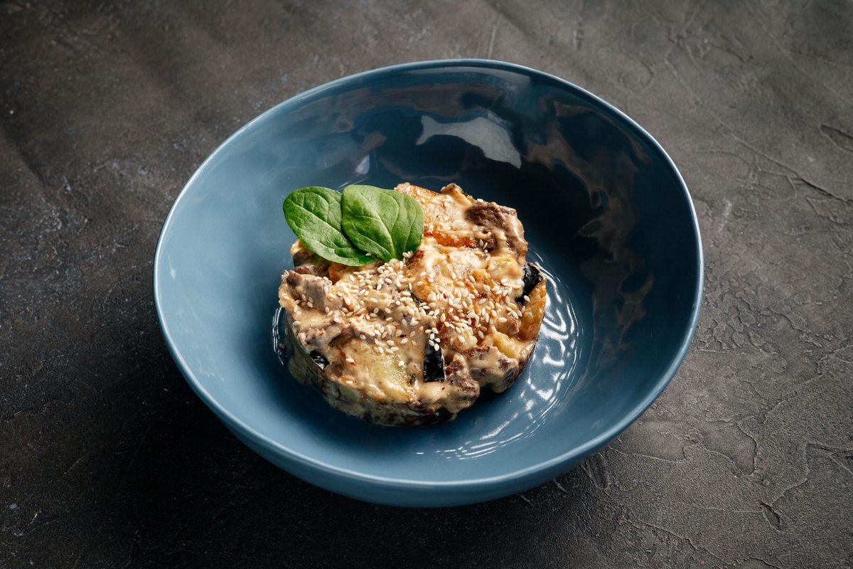 Теплый салат с говядиной и баклажанами