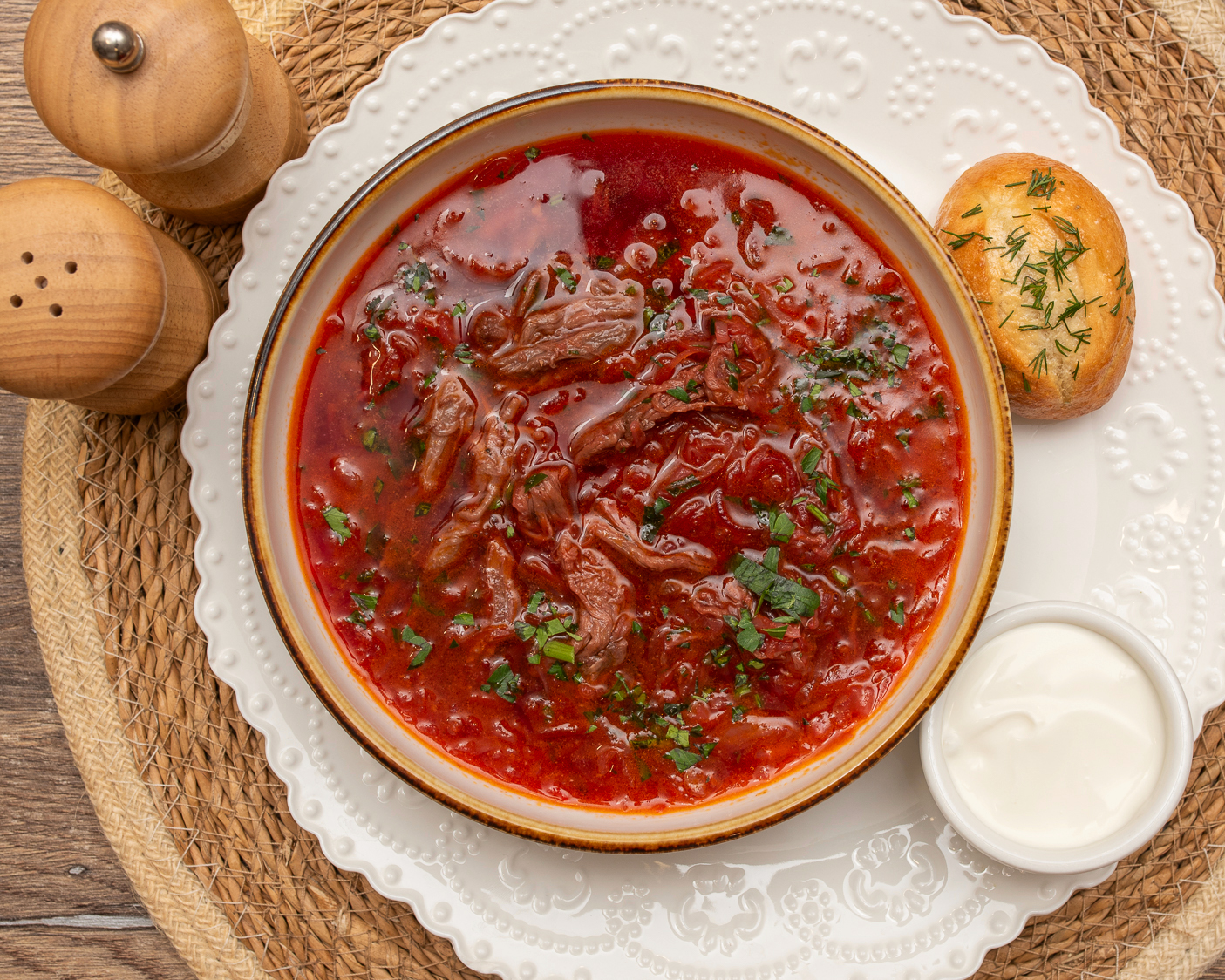 Борщ с пампушкой и сметаной