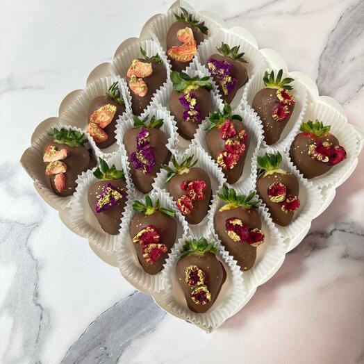 Клубника в молочном шоколаде 16 шт