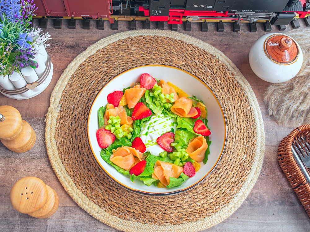 Салат с лососем и страчателлой