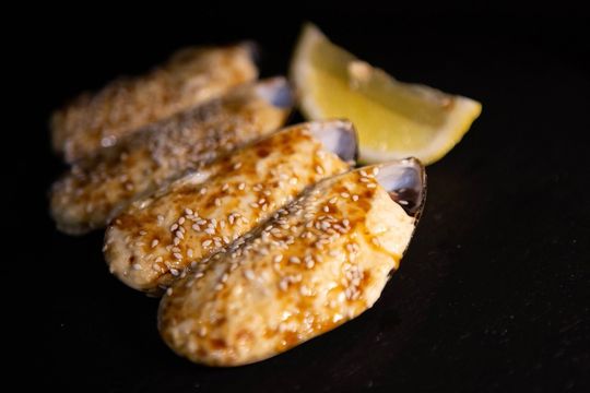 Запеченные мидии с рисом (фирм. соус)