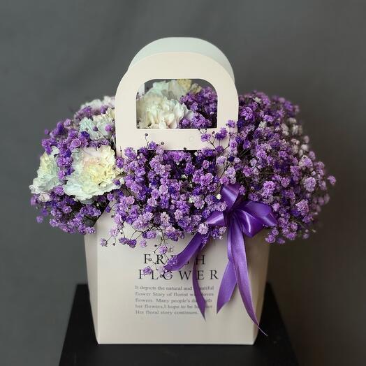 Цветочная композиция с гипсофилой и диантусом