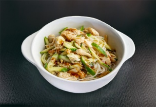Салат фунчоза с курицей