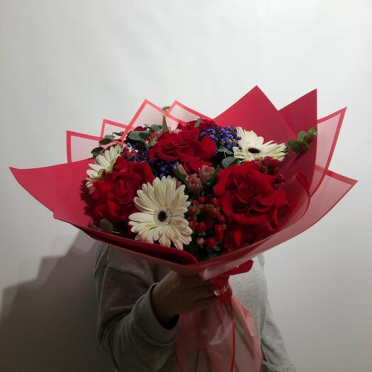 Букет сборный «Яркий поцелуй»