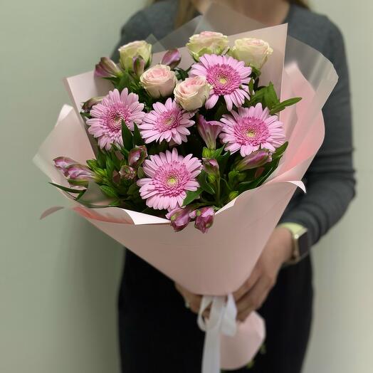 Сборный букет с герберой и розой кустовой