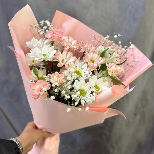 Букет цветов: хризантема кустовая ромашка, кустовой диантус, гипслфила (Б220)