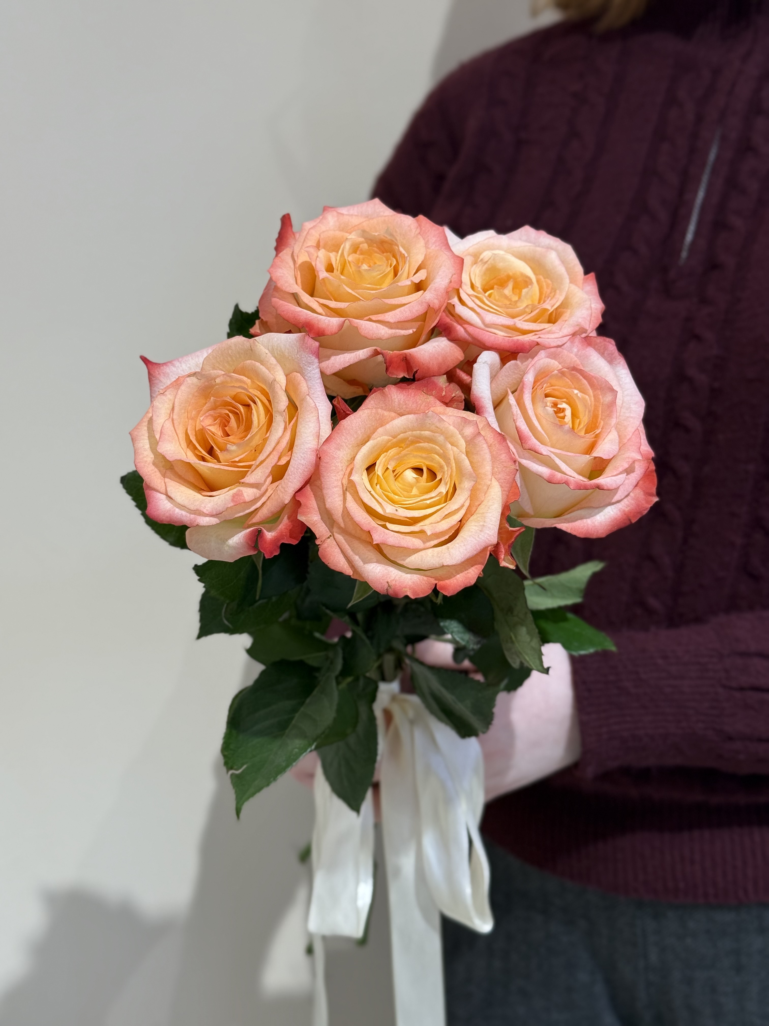 5 персиковых роз Кабарет под ленту