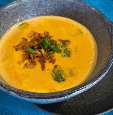 Сливочный крем-суп с лососем и брокколи