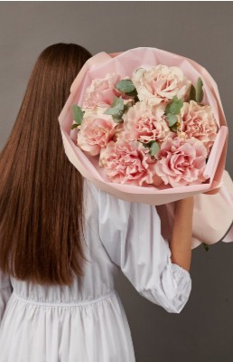 Букет из нежной французской розы с эвкалиптом