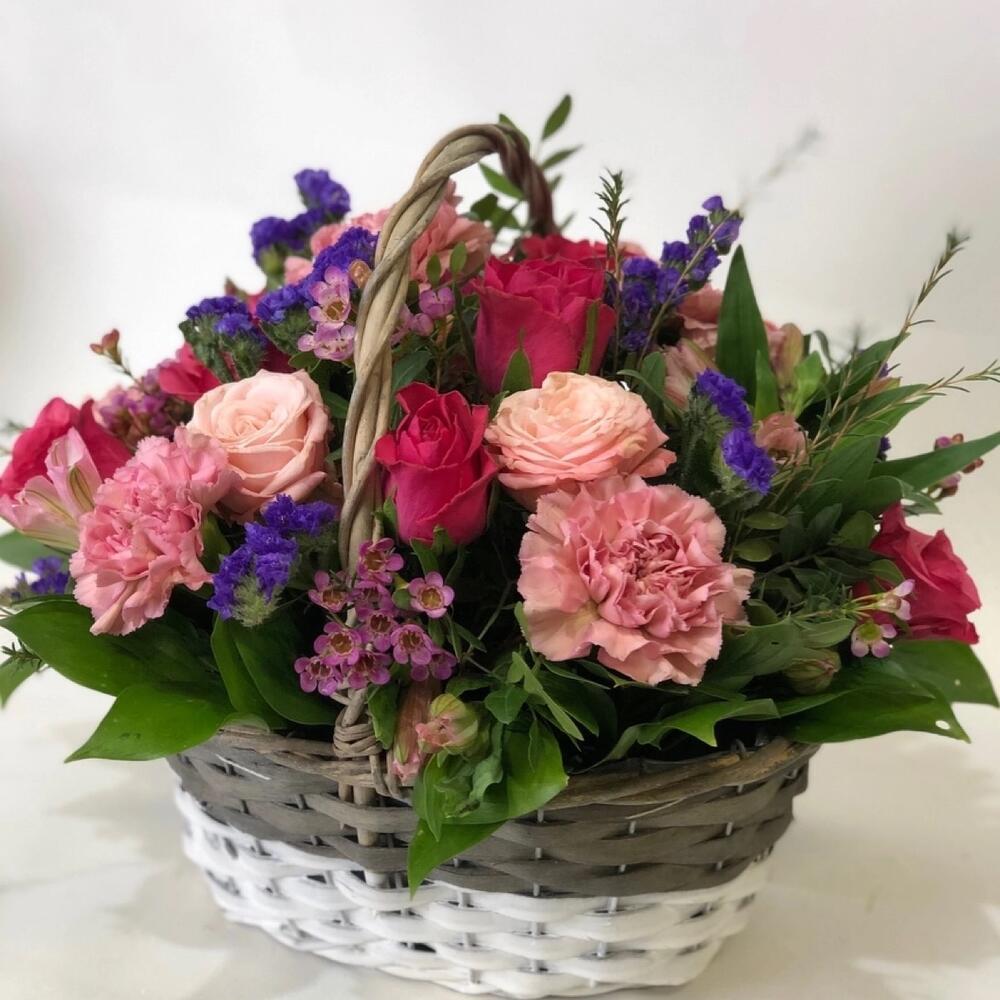 Цветочная композиция в корзине