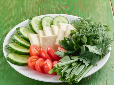 Закуска из брынзы с зеленью и овощами