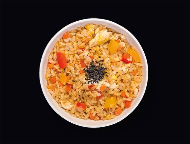 Жареный рис с овощами