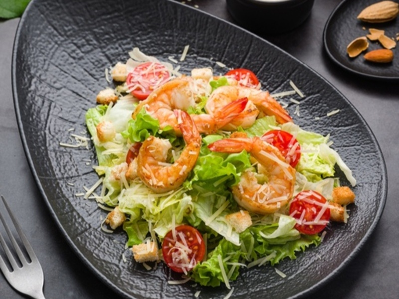 Салат Цезарь с креветками
