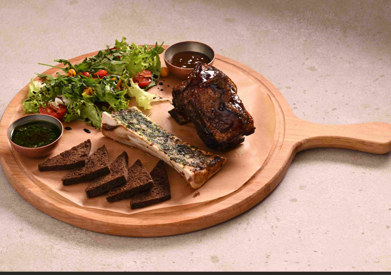 Запеченная мозговая кость с ребрами