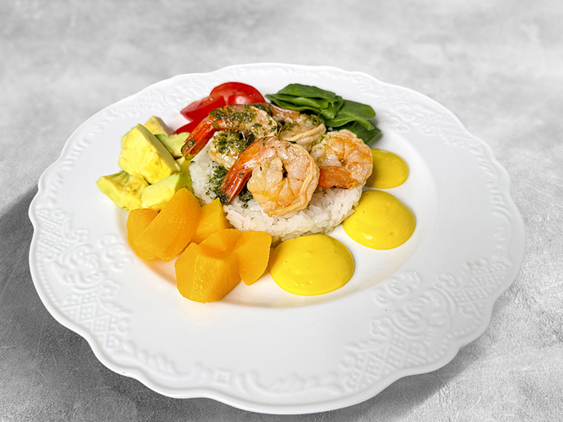 Салат с рисом, персиком и креветками