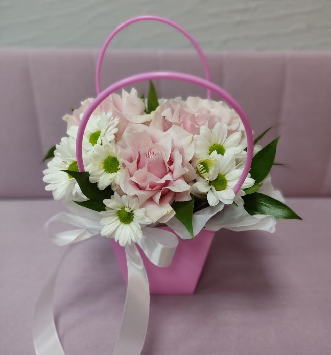 Коробка с французскими розами и хризантемой