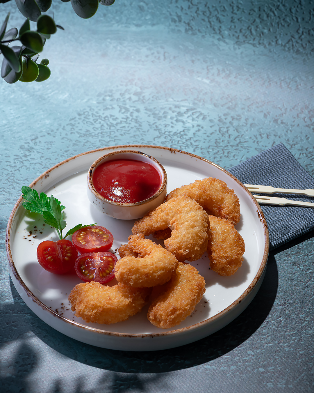 Креветки в кляре с соусом на выбор