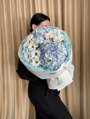 Нежный букет из гортензии и хризантемы ромашка в голубых тонах