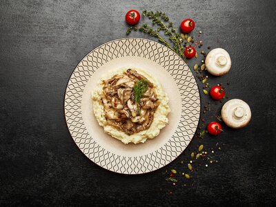Бефстроганов с грибами и картофельным пюре