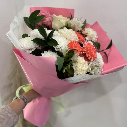 Букет цветов: хризантемы, диантусы, Роза, зелень (б0077)