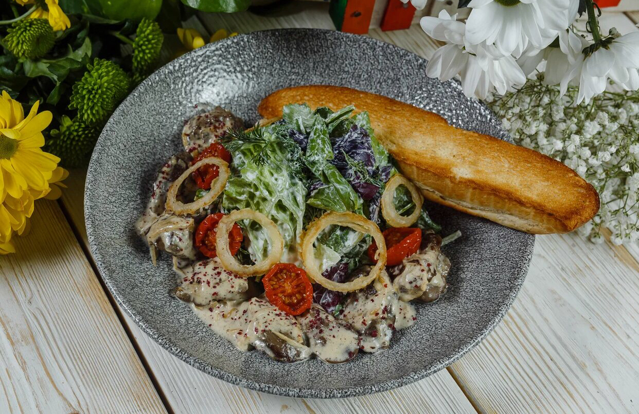 Теплый салат с куриной печенью