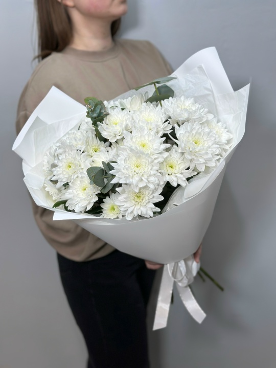 Букет из белых пушистых хризантем с эвкалиптом