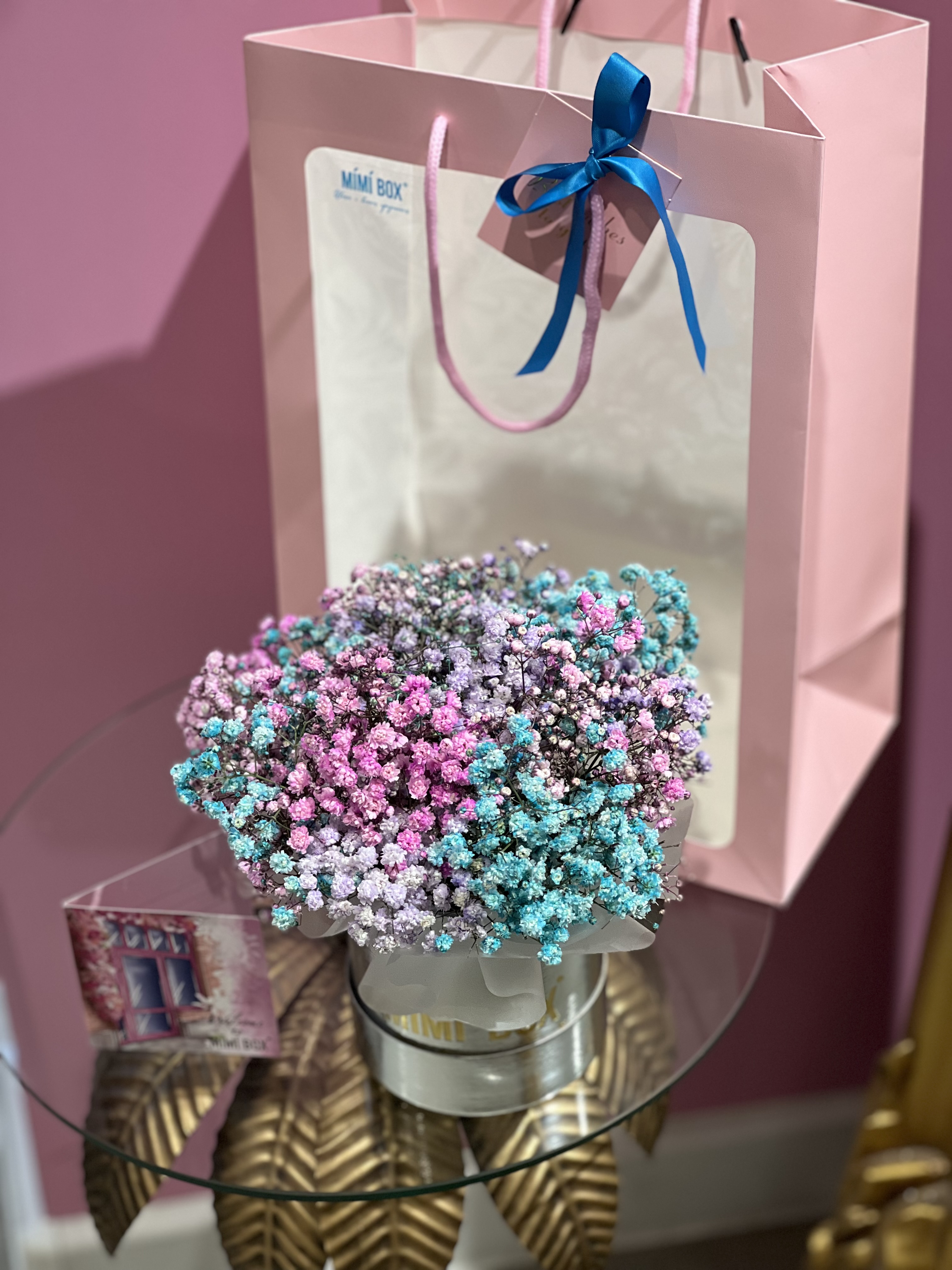 Бокс гипсофилами и подарочным пакетом 