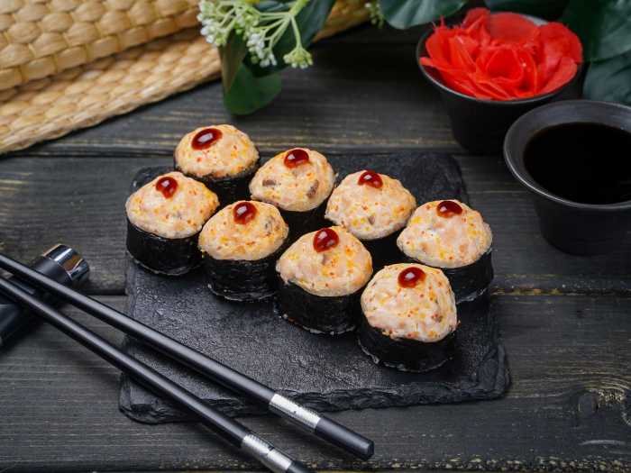 Ролл запеченный с лососем