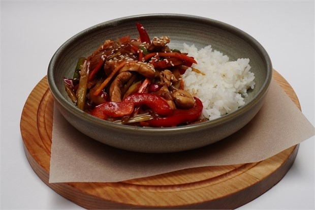 Курица с овощами в соусе «терияки»