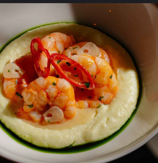 Печёные королевские креветки на подушке из картофельного пюре